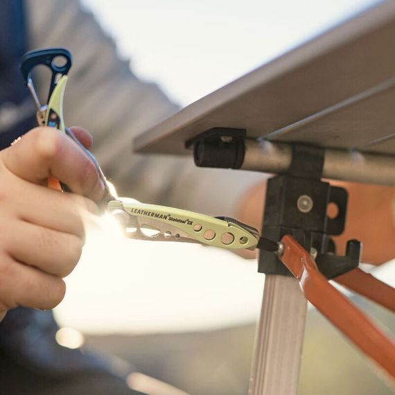 Мультитул с плоскогубцами и инструментами LEATHERMAN Skeletool CX Guava (Multi-tool)