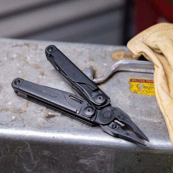 Мультитул с плоскогубцами и инструментами LEATHERMAN Surge Multi-Tool